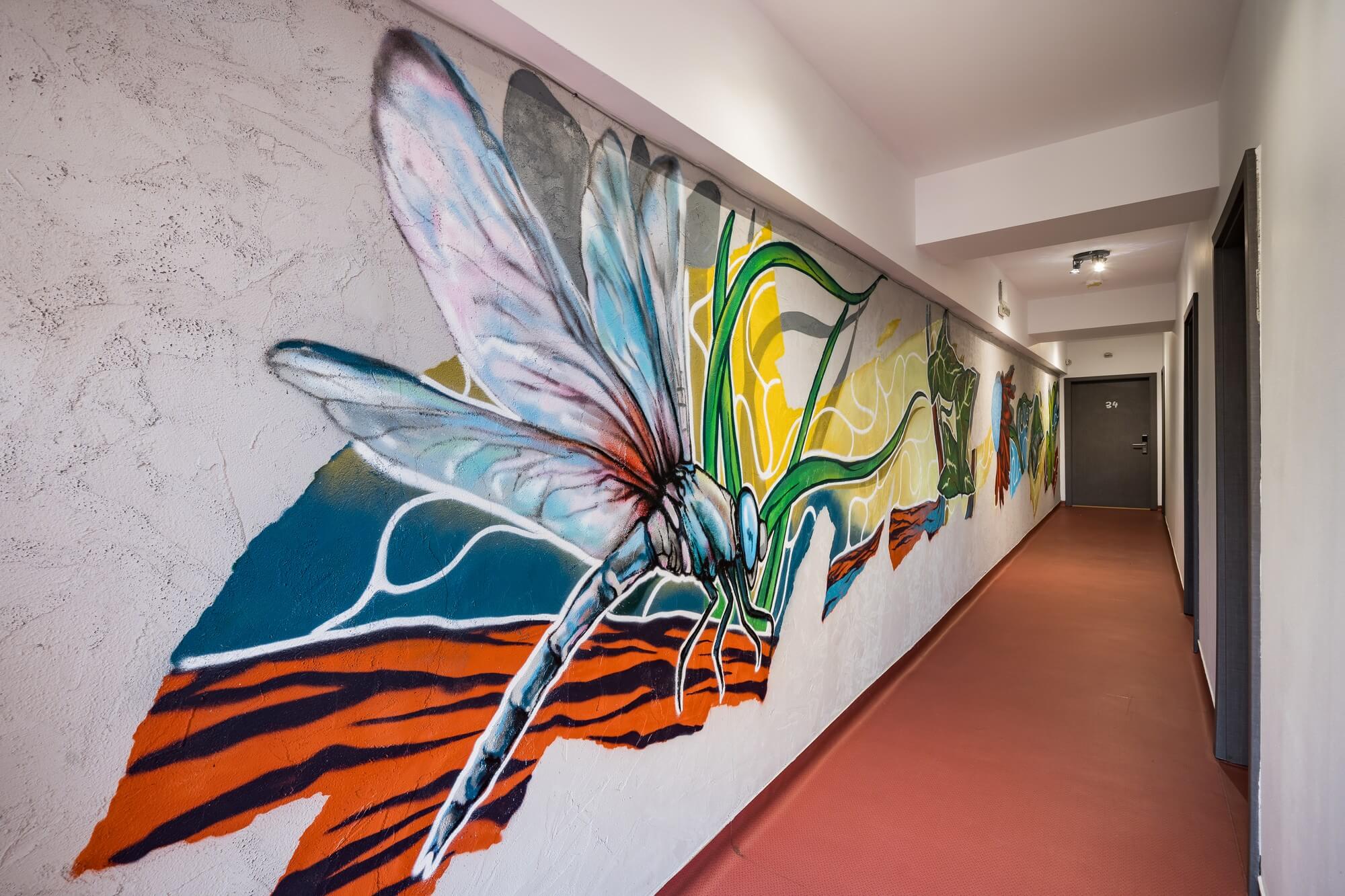 Hol cu mural artistic — libelulă